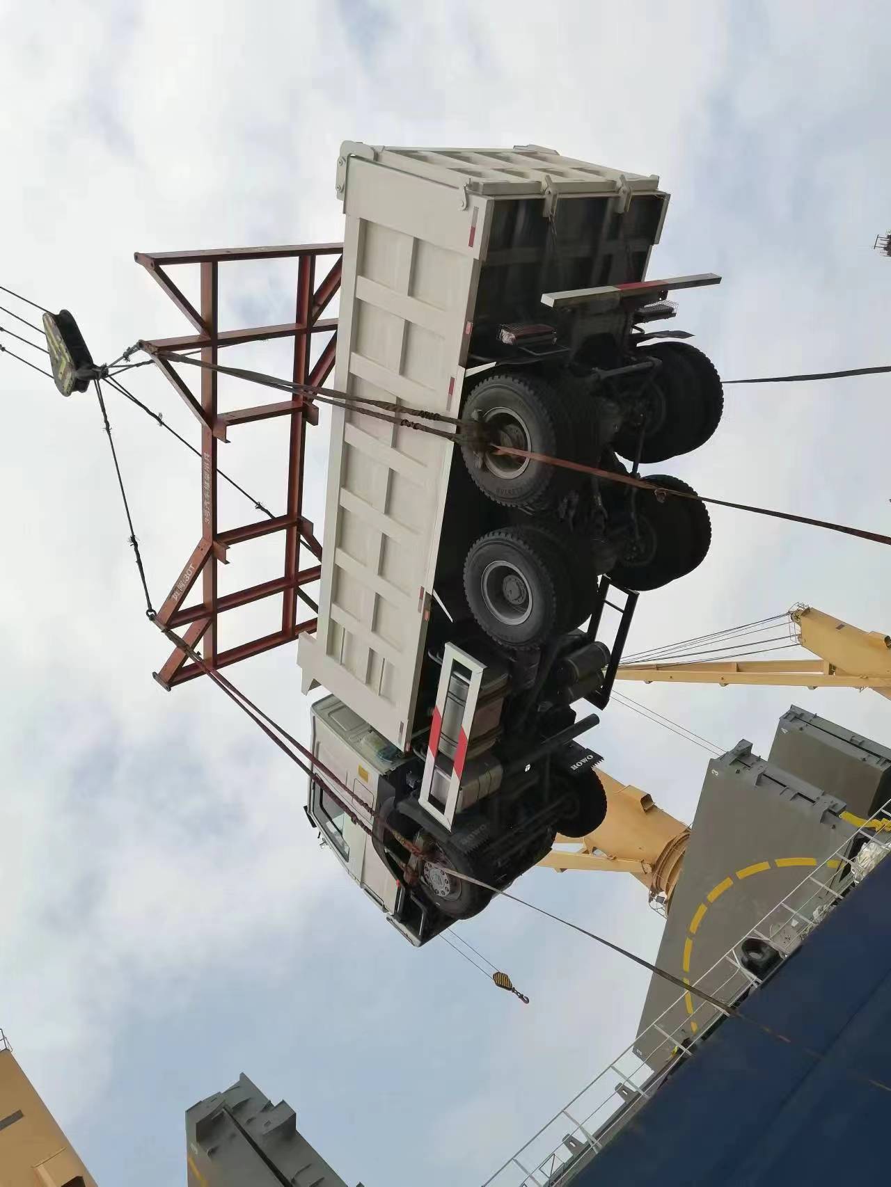 TÁ Trucail Dumpála 6*4 SINOTRUK HOWO Réidh LE Loingsiú