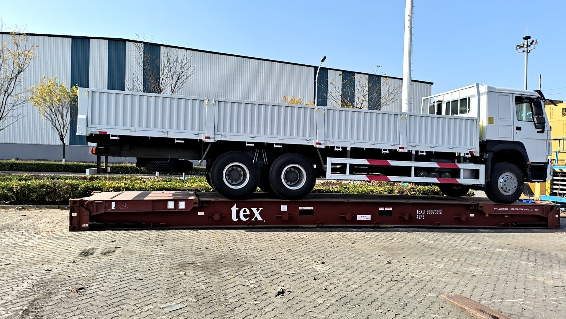 SINOTRUK HOWO 6*4 lasta lasta a loingsiú chuig na hOileáin Fhilipíneacha