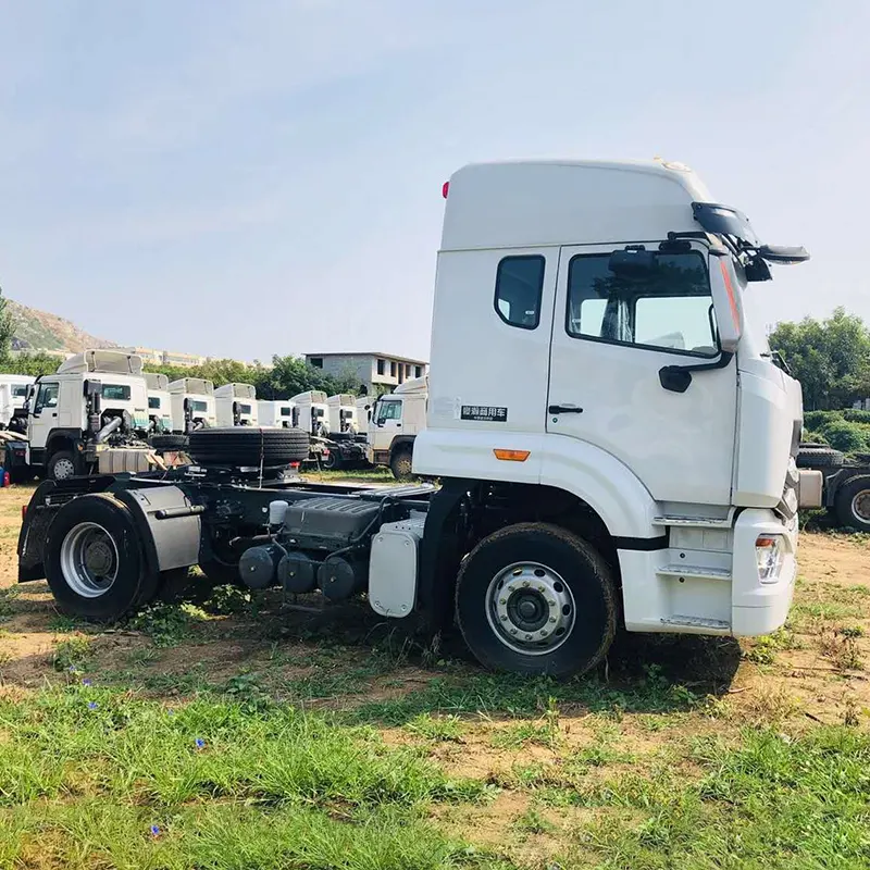 Sinotruk Howo 6 Wheelers 4*2 Ceann Trucailí Príomhaistritheoir Euro IV 340hp